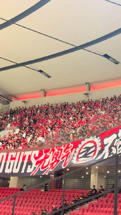 #上海海港[超话]# 赛前还在叫嚣的成都球迷，赛后却鸦雀无声了，号称全中超最爱训话的刀锋也沉默了[笑