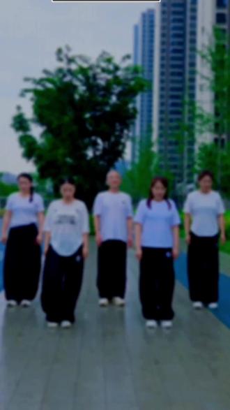 跟何大爷一起跳舞。是我的荣幸。要向大爷学习。