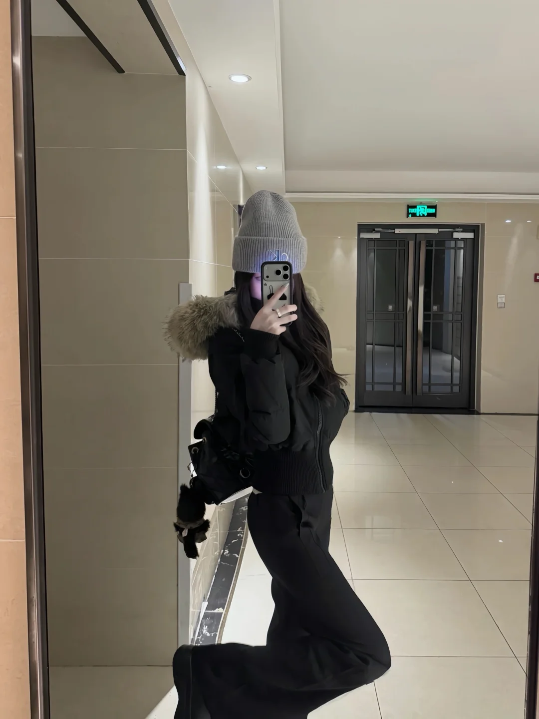 大毛领羽绒服搭喇叭裤好韩！！