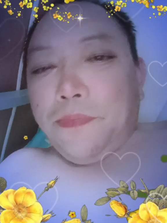 夏日清凉自拍，美丽花环点缀，轻松愉悦的氛围
