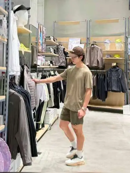 这个帅气的运动员特别会穿搭，衣品超绝 看上去很普通衣服被小林搭配之后他穿上就有高奢的贵气感，具有高阶