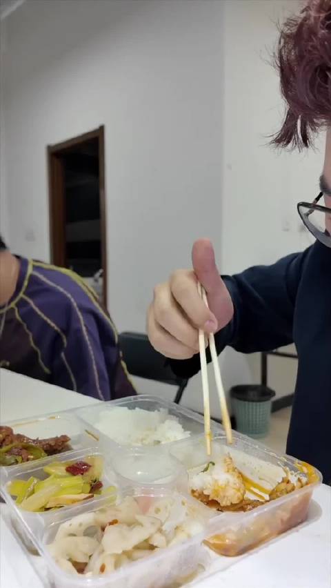 如果可以票选最莫名其妙情侣行为，那第一名一定是不管看到什么做什么，都能自然而然的联想到另一半啊 ​