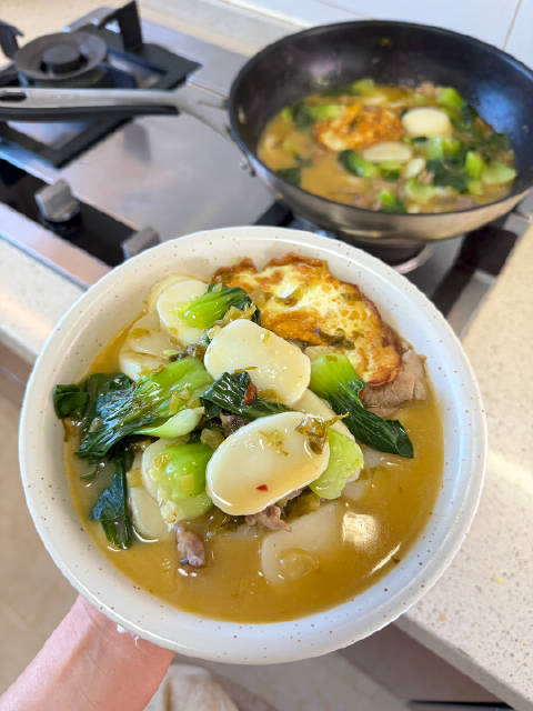 降温了，必须来一碗热乎乎的年糕汤这是江浙沪人民秋冬天的brunch#霜降暖食计划##我的宝藏食谱# 