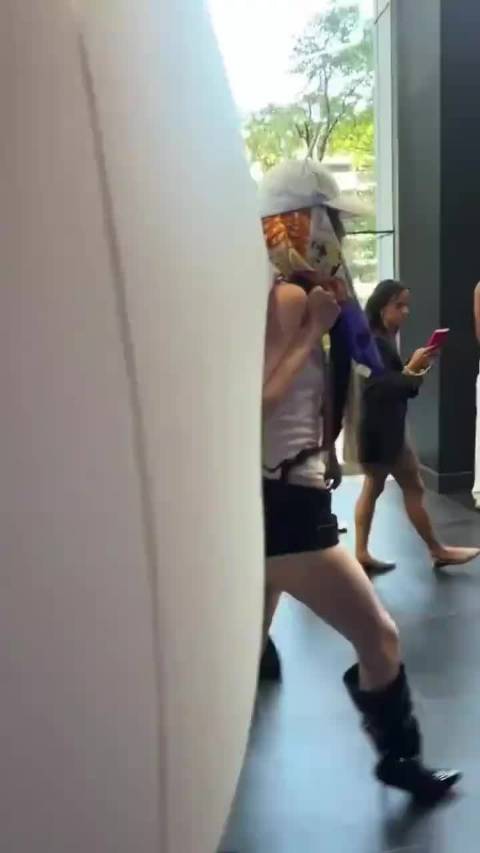 马斯克的跨性别女儿 Vivian Wilson 亮相纽约时装周，身穿另类造型，背着一个巨大的充气装置