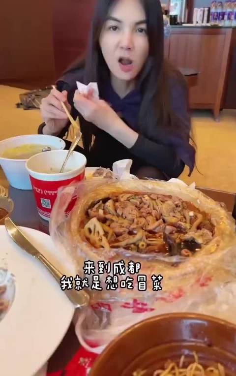 #陈嘉桦一顿饭只吃了一片土豆和白菜#一桌冒菜，一餐只吃一片土豆+白菜。 陈嘉桦的身材管理，到底是自律