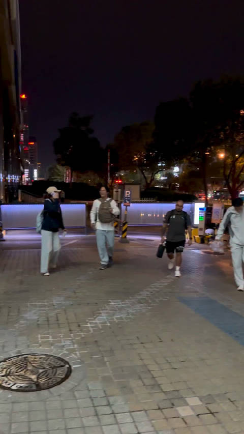 昨夜赛场继伟状态火热，酣战过后带着胜利的喜悦回到驻地。休整积蓄力量，奔赴下一站青岛，期待延续这份绝佳