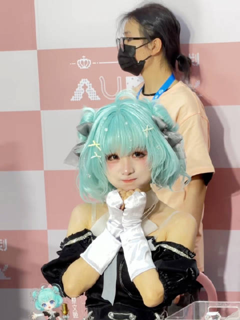 #王者荣耀[超话]##王者女团又美又飒##王者女团线下首曝# 我同意甜妹占领世界[挤眼]  ​​​