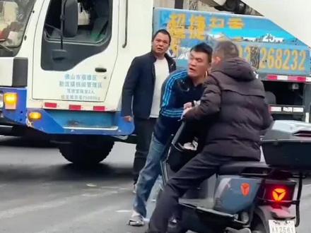 小伙子和货车司机较上劲了