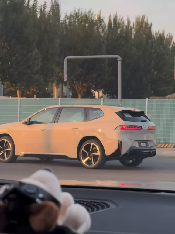 落日余晖撞上BMW沙丘灰iX3