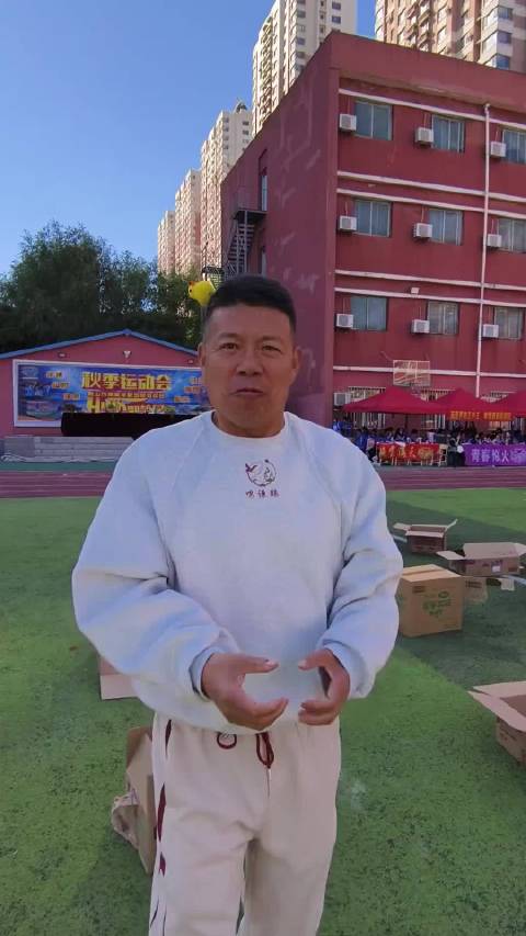 校园运动会抢零食大战。网友：“求同款校长链接……”  ​​​