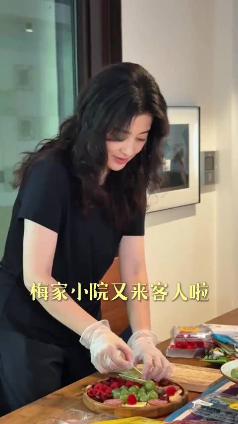 张碧晨，周雨彤做客梅婷家的小院子。梅婷还透露，想和曾健上《妻子的浪漫旅行》……