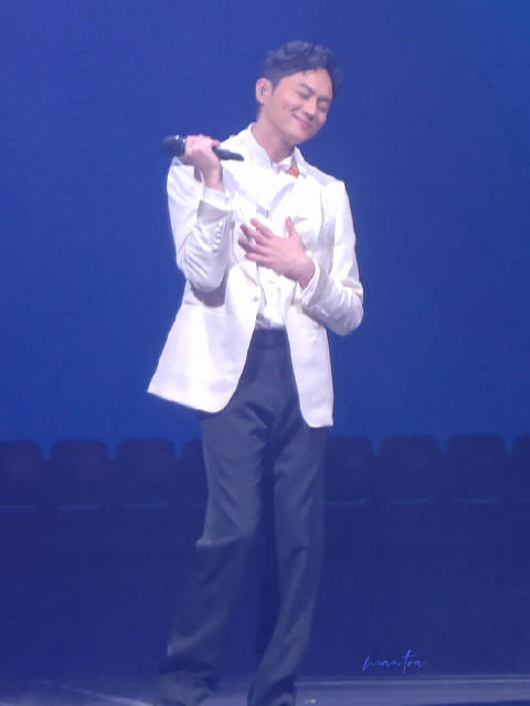 #张智霖佛山演唱会大合唱##张智霖演唱会合唱现代爱情故事# 谁被这场大合唱狠狠戳中