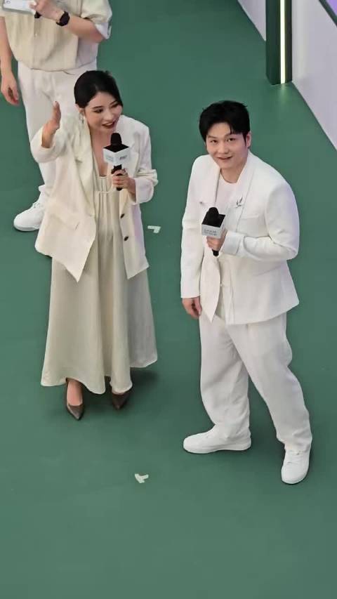 #樊振东一出现就是尖叫声##被樊振东现场人气惊到了# 樊振东现身广州，一袭白西装，没有多余的表达，可