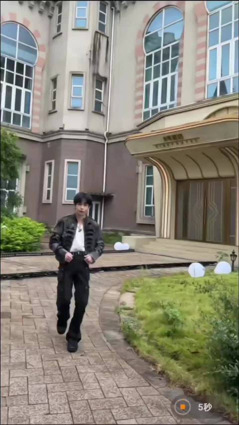 #彭昱畅 32秒的慢镜头##不说是彭昱畅还以为内娱来了新人#谁能想到是彭彭