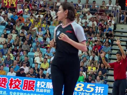 广西现役国家级美女裁判温织琳    又飒又美公平公正。 她执法桂BA揭幕战，也是桂林篮协副主席、裁委