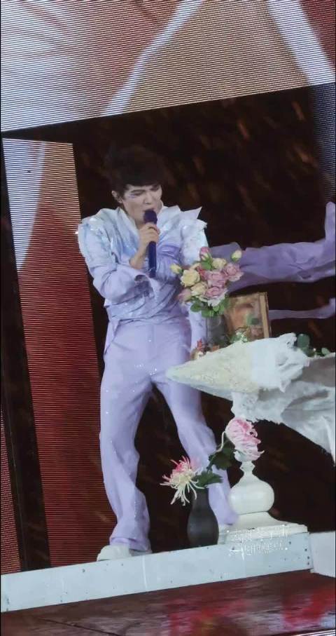 #周深鸟巢这风大到人要按住桌子# 鸟巢现场风力直接拉满，周深台上还要按住桌子稳住身形，狂风之下歌声依