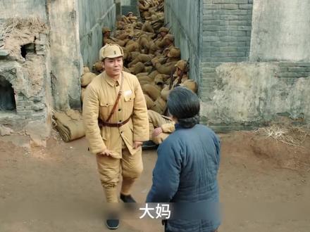 大妈早晨出去打水转眼看去顿时吓得不轻