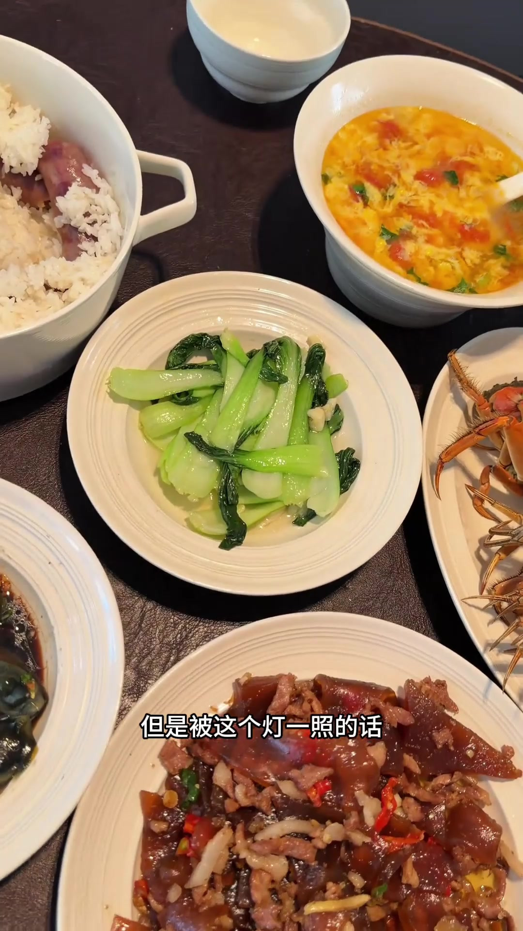 谁懂这个下饭灯啊！灯光一打饭菜色泽拉满，难怪色香味，色排第一