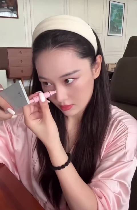 雀斑在哪里，只看到大美女。好看的人什么样的妆都能hold住，自带光彩。 #张馨予化完雀斑妆问老公好不