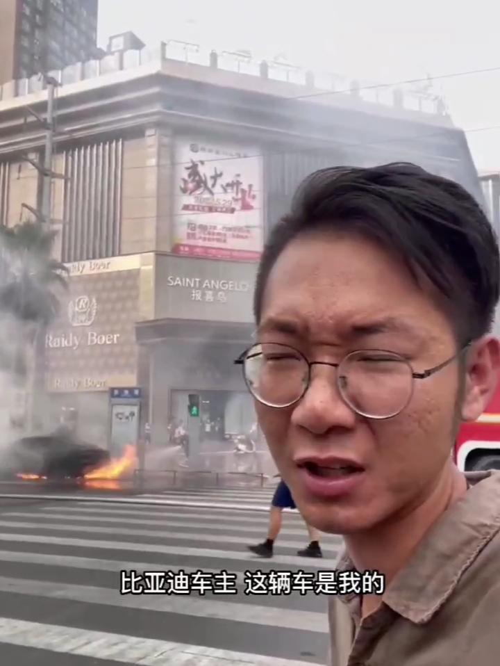 车主拍了两段视频，为啥呢？