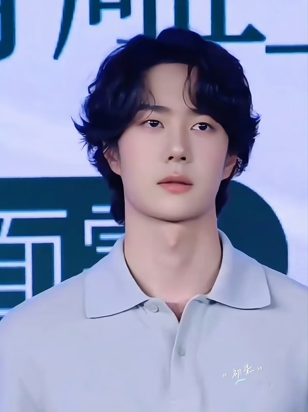 唇红齿白，眼眸清澈水汪汪，他在好好生活，把自己养的闪闪发光，浑身上下都散发着美好的模样 #王一博