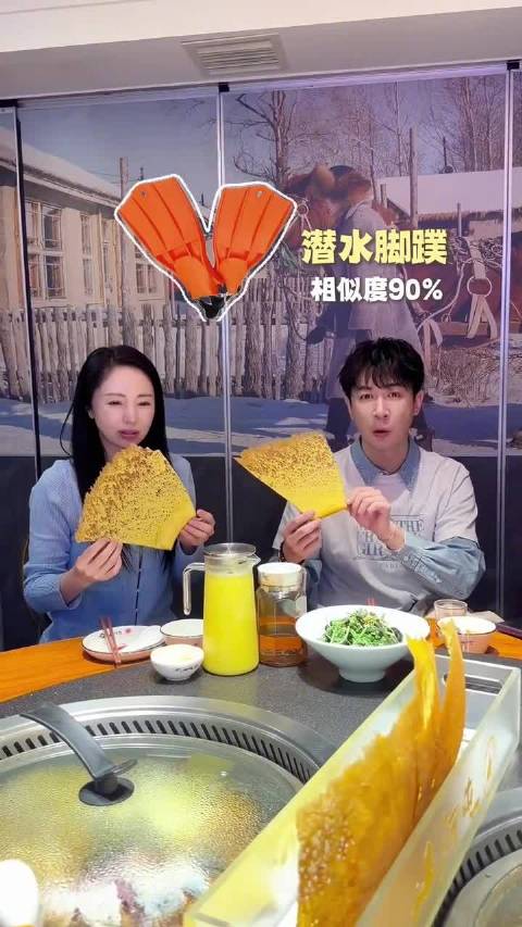 【#董璇张维伊吃东北铁锅炖#】9月14日，@董璇 晒出与丈夫@张维伊 在东北吃铁锅炖的视频。视频中，