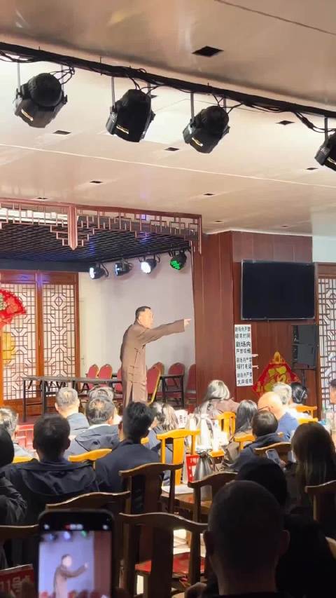 日前，在天津市杨光相声社会馆店，疑因观众席有人喊“杨老五”，引发其与台上相声演员杨议争吵。