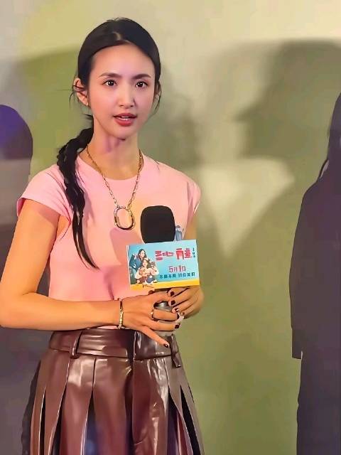 林依晨44岁，容颜几乎冻龄！林依晨现身线下宣传活动，今年已经44岁，还是两个孩子的妈妈，模样居然一点