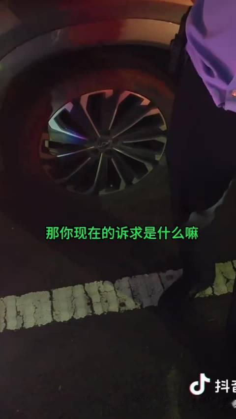 #民警称人肉占车位没有错# 现场交锋太精彩！面对电动车占位，车主明确表达诉求：“机动车停车位是停机动