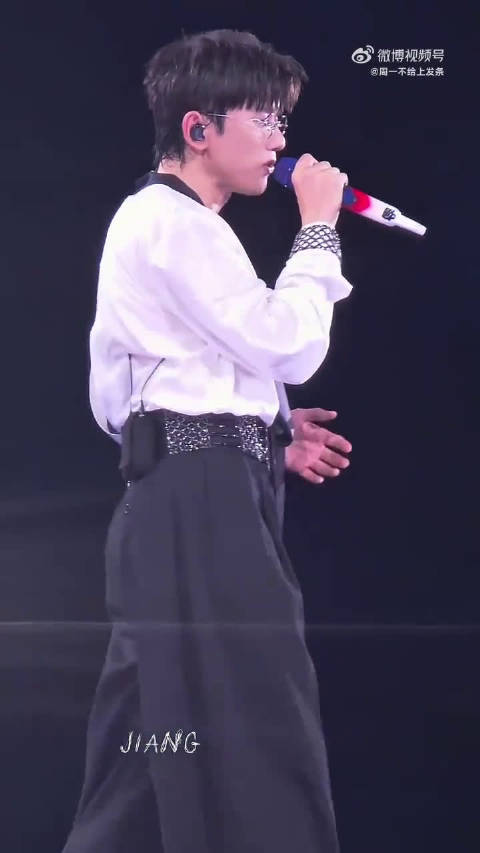 #张杰先辈们以赤诚与信念走过万里征途# 以歌寄敬意，以声传信仰，张杰《前路有光》，献给每一位在长征路