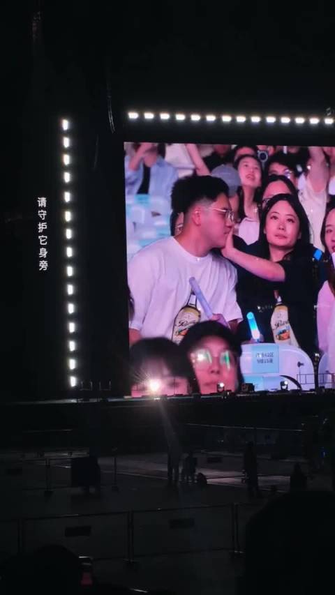 #萧敬腾演唱会女生回应#萧敬腾演唱会最搞笑场面 实在太好笑了，最后还去亲了