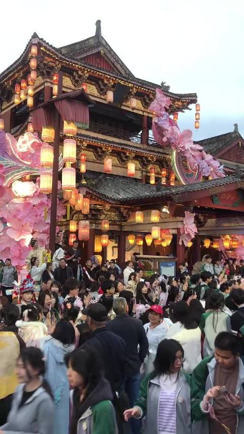 #豆包公关回应横店字节合作把群演喂AI# 现在真的是啥都能数字化啦 来看看现实的横店影视城的样子吧 