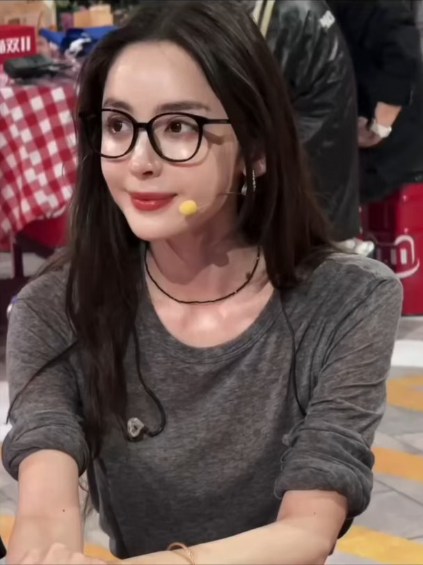 戴眼镜的娜扎好萌啊