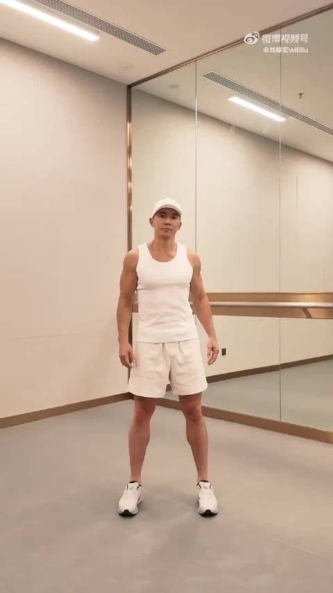#刘畊宏[超话]##刘畊宏说跟王传君一组真睡不了##刘畊宏来披哥没觉睡##刘畊宏披哥直播#成年人有趣