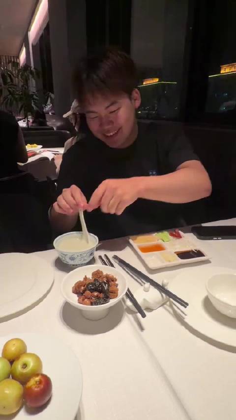 松岛辉空来北京品尝豆汁儿，疯狂“一古一古”[泪奔]那就有人问了，豆汁儿跟纳豆到底哪个更难吃