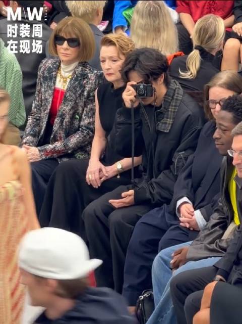 留存这个三分钟的长视频 看秀不停拍照的王一博好可爱 #王一博C位看秀#