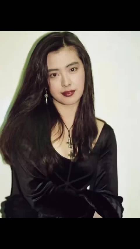 #曝与王祖贤合照必须开美颜# 王祖贤大粉脱粉，一代女神王祖贤近期陷入舆论风波，被曝线下合照强制开美颜