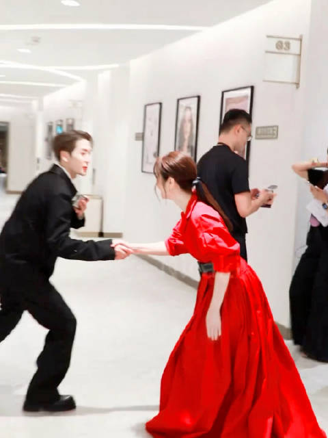 #林心如[超话]##林心如晒与妈妈合照# 发现了一个湾区升明月的后台视频，@林心如和@王嘉尔 打招呼