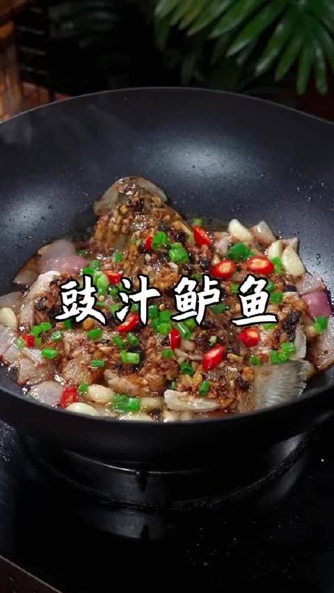 大家注意看，以后鲈鱼买回来，不要只会清蒸红烧了，今天教你一个神仙吃法，不加一滴水，出锅鲜香嫩滑，还能