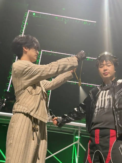 9.12 杜海涛🍠更新浩翔相关cut⛓️ @时代少年团-严浩翔  严师给戴金链子[馋嘴] #严浩翔说
