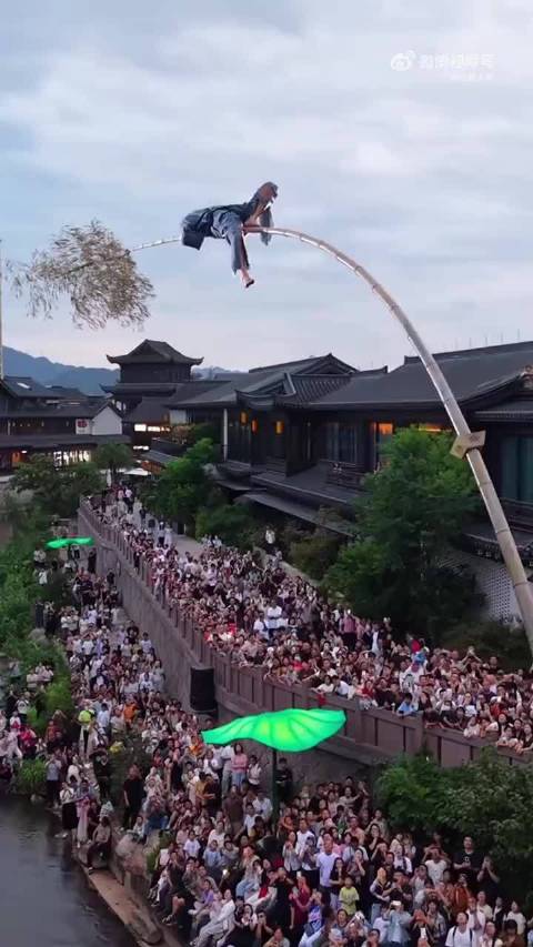 这竹子质量真好，在竹子上表演空中飞人  ​​​  ​​​
