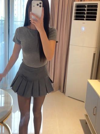 一个人在家的午后，试着认真穿一次自己喜欢的衣服，原来取悦自己，才是平凡日子里最浪漫的事儿。