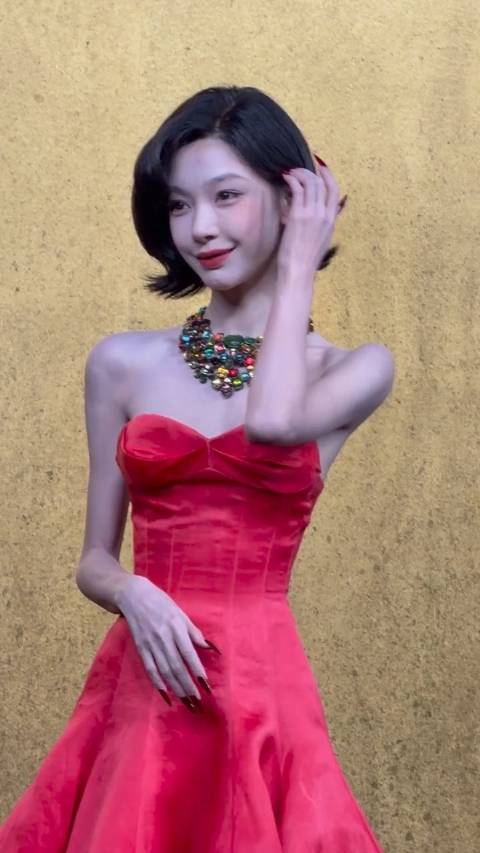 #易梦玲骨感美#老实说，易梦玲这身材真的是传说中的纸片人吧，红裙子看着都快挂不住了，骨感美拿捏得死死