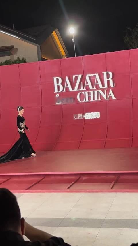 杨幂黑色金丝绒长裙压轴亮相时尚芭莎盛典，贵族女王气场拉满，姐姐这张脸比珠宝还要闪耀啊
