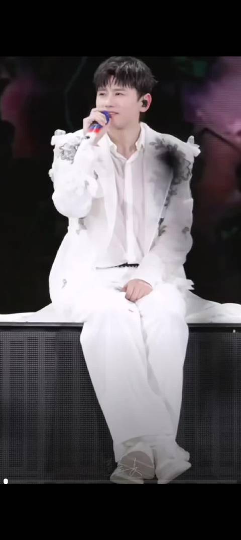 #张杰演唱会与三个女儿互动##情感态度表达##母婴育儿#  张杰演唱会现场，和台下三个小女儿的互动太