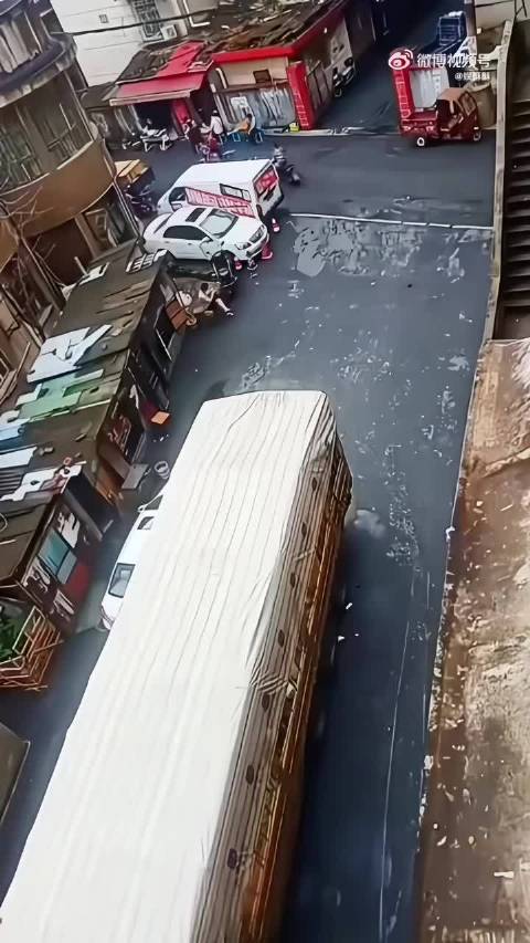 大卡车窄巷子掉头，这技术看呆多少人