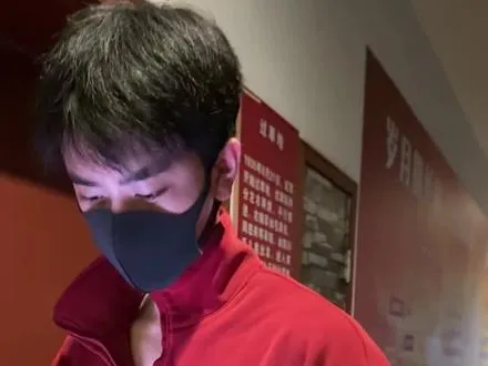 此视频太过神圣 我一直不敢看！ 完全太搞笑了呀 喊他他完全懵了 问：“您是”…我都差点怀疑我认错了啊