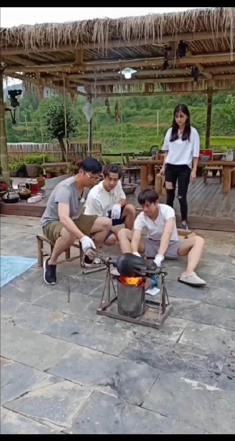 何老师拍的旧视频，《向往的生活》蘑菇屋爆米花现场，彭昱畅、王迅、刘宪华、杨颖围着米花机。#向往的生活