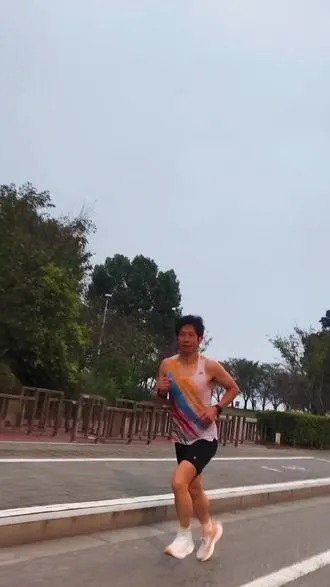 今日跑步 15 公里 坚持的力量，就是一步一步跑出来的，岁月会看见你的付出，身体也会回馈你的坚守。跑