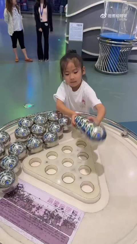 看到她的动作你就明白她有多聪明